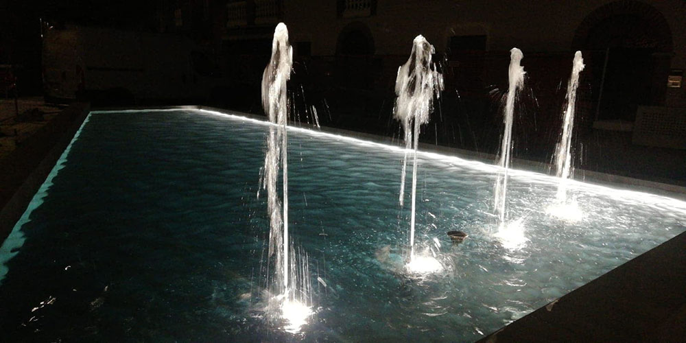 La fontana di piazza Sant'Antero illuminata